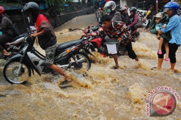 Anak korban banjir kekurangan susu