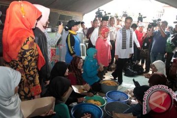 Masakan ibu-ibu PKK bantu korban banjir