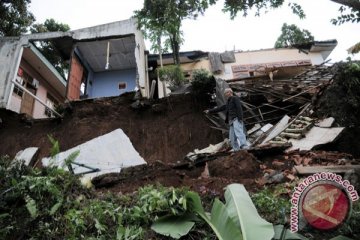 Tiga rumah warga rusak tertimbun longsor