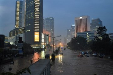 Thamrin-Sudirman masih tergenang 