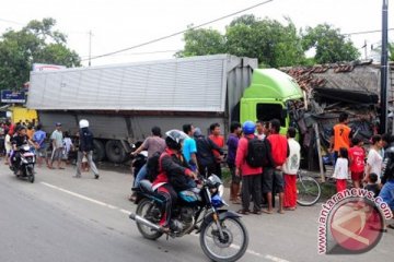 Truk  tabrak rumah di Pantura