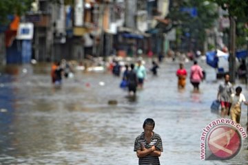 Jalan di Jakarta yang masih tergenang pada Minggu pagi