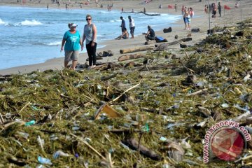 Pantai Kuta "diserbu" sampah
