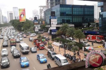 Kendaraan pelankan laju di depan Plaza UOB