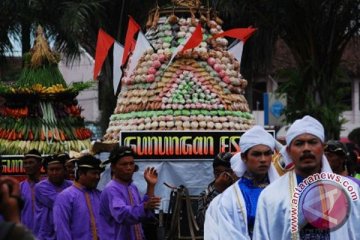 Ribuan warga Madiun berebut berkah gunungan Maulud