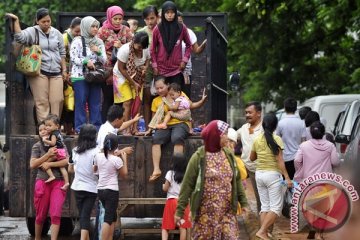 Jokowi bagikan bantuan untuk warga Penjaringan