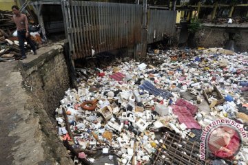Sampah sisa banjir masih menumpuk di Penjaringan