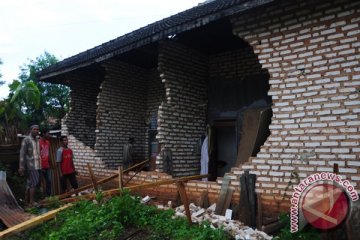 Ratusan rumah Pamekasan rusak diterjang angin kencang