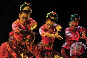 Empat penari jaipong Karawang pentas di Korea