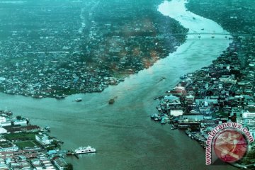 Kritik jalan rusak, mahasiswa lumpuri plang nama gubernur