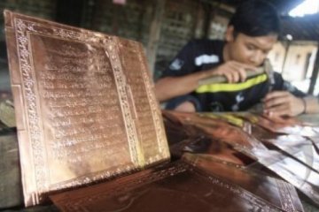 KERAJINAN ALQURAN TEMBAGA