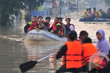 Warga Bekasi panik hadapi banjir susulan 