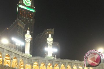 Imam Masjidil Haram terbata-bata pimpin shalat gerhana