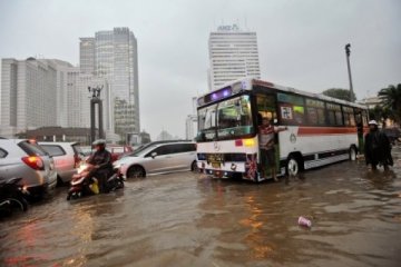 Surabaya hujan deras disertai butiran es