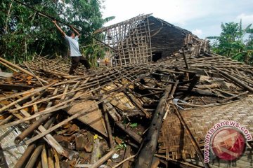 Puting beliung Pasuruan rusak puluhan rumah, lukai delapan orang