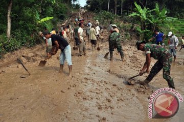 Sudah 80 persen pengerukan material longsor jalan Magelang-Purworejo