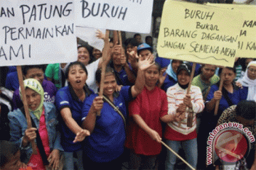 Ratusan buruh rokok Kudus tuntut kejelasan THR