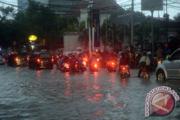 Banjir dan pohon tumbang macetkan Jakarta