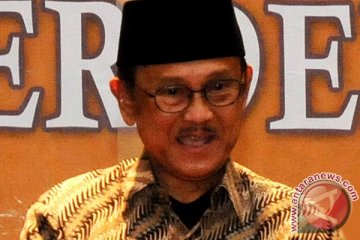 Habibie tebarkan senyum peringati 1.000 hari Ainun 