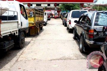 Antrean BBM di SPBU Samarinda semakin panjang