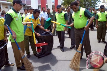 2000 PNS bersihkan lingkungan Kota Biak