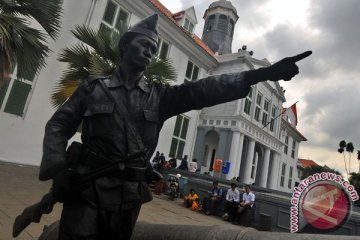 Patung-patung hidup di pelataran Museum Fatahilah