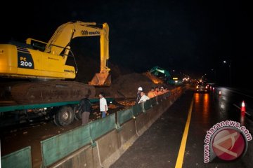 Lalu lintas Tol Cipularang dialihkan karena longsor