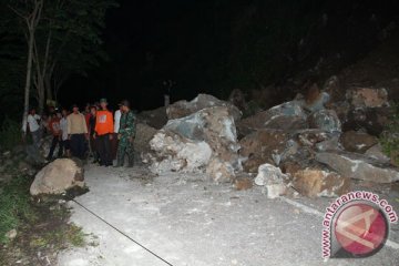 Jalan raya Ngawi-Madiun longsor akibat banjir