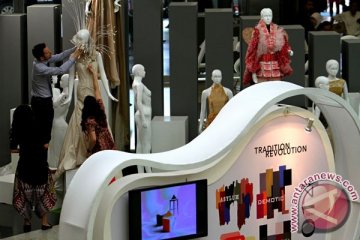 Kain jumputan Palembang dipamerkan di "Indonesian Fashion Week"