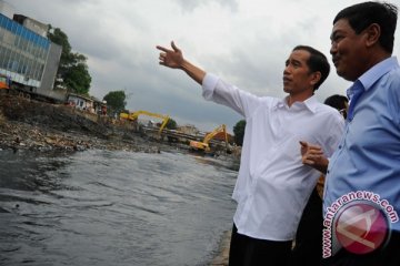 Jokowi tinjau pengerukan kali 
