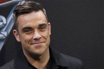 Robbie Williams juga demam panggung