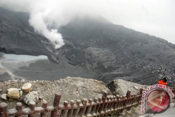 Gunung Tangkuban Parahu meletus tiga kali Senin