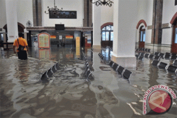 Banjir di Semarang hambat perjalanan kereta api