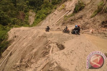 Alat berat bersihkan jalan longsor antarkabupaten di Palu-Sigi
