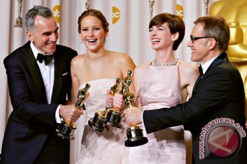 Anne Hathaway kenang gaun kontroversi Oscar 2013