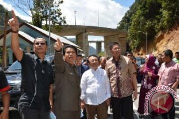 Komisi V DPR kagumi jembatan Kelok Sembilan