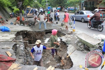 Perbaikan jalan berlubang