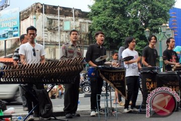 Menghibur Masyarakat