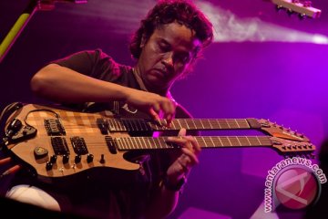 Gitar Balawan beradu biola di Java Jazz