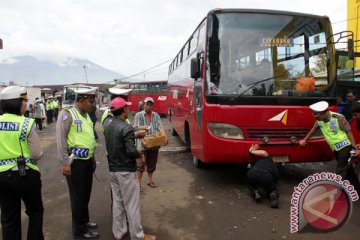 Petugas Cianjur jaring 20 bus tidak layak jalan