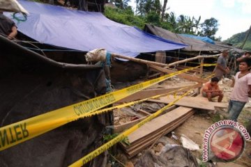 Tim SAR evakuasi korban longsor di Bogor