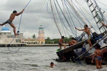 PERAHU PHINISI KARAM