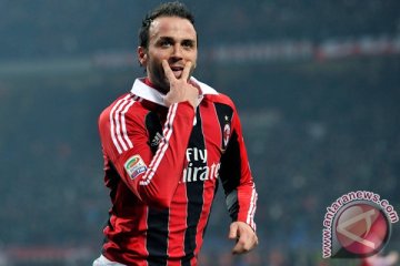 Pazzini siap bantu Milan hajar Fiorentina