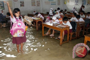 Rapor terendam banjir, kenaikan kelas terancam tertunda