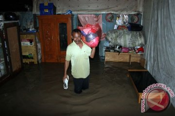 Puluhan rumah di Gresik terendam air