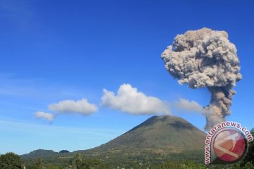 Lokon muntahkan debu vulkanik setinggi 2.000 meter