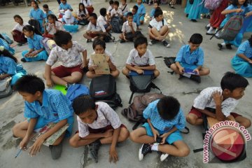 Warga segel dua sekolah dasar di Palu