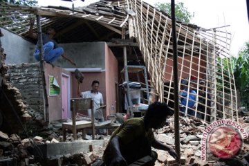 Satu keluarga di Sukabumi tertimpa rumah ambruk