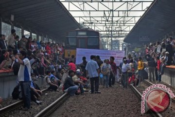 Jalur kereta Bekasi dihadang demonstran
