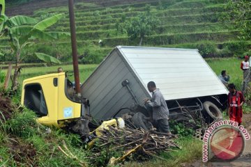 Truk tabrak truk di jalan raya Puncak